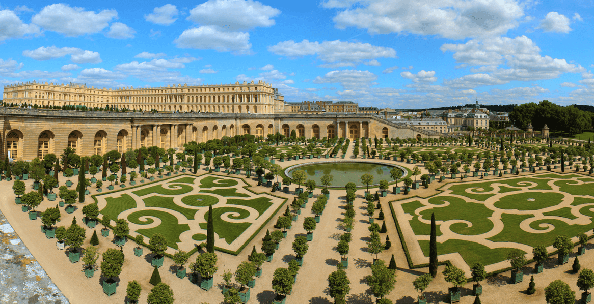 Dozens of guided tours are scheduled every day in #DIESE by the Palace of Versailles.